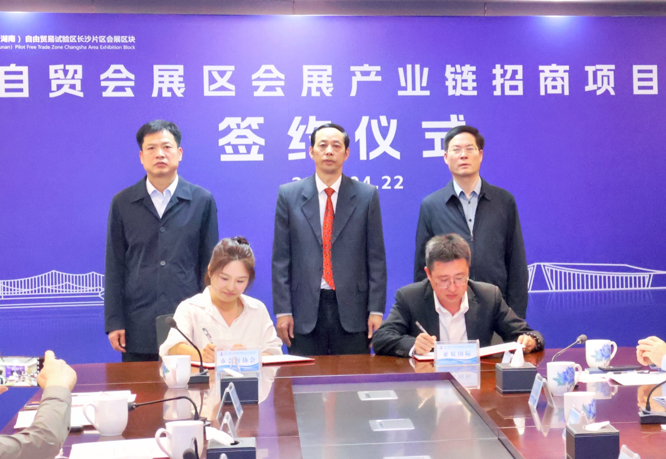 座谈签约5_副本.jpg